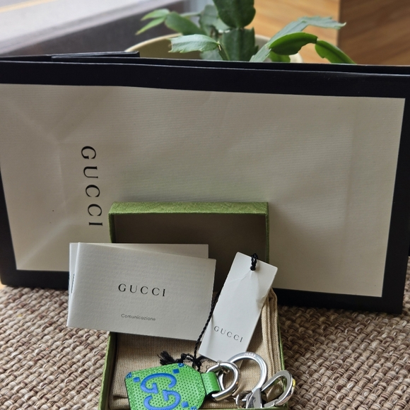 Gucci Logo Leathe Keychain - Picture 8 of 8